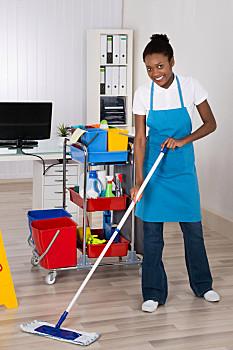 齐全的女清洁工上门做家政服务女工,检查,弯曲,电路,灵活,电子产品